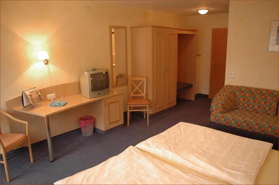 Gasthaus Gruner Baum Hotell Werbach Rum bild