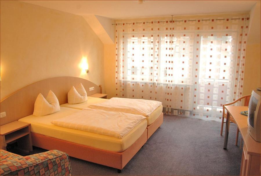 Gasthaus Gruner Baum Hotell Werbach Exteriör bild